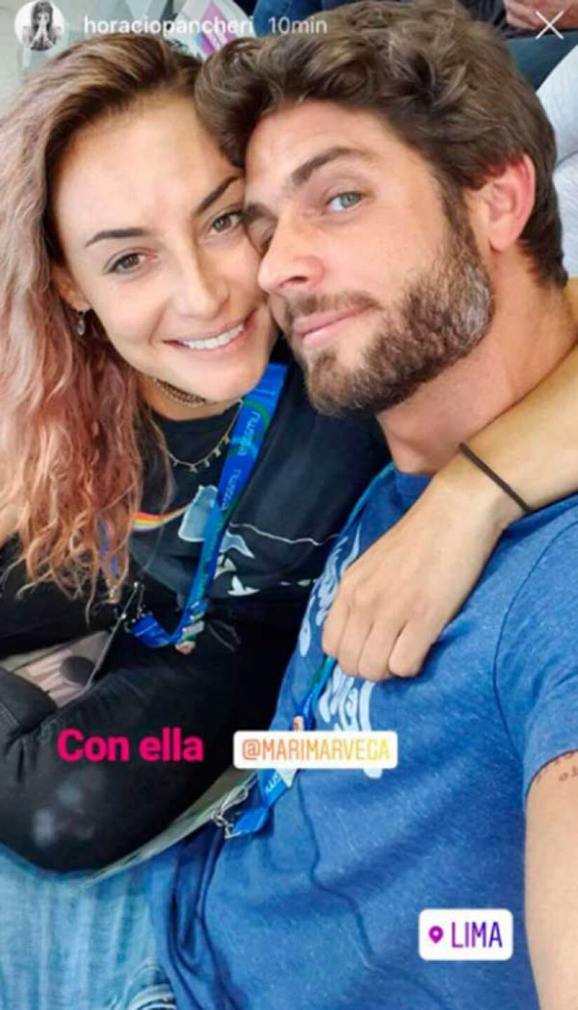 Los actores ya se dejan ver dándose tiernos besos.