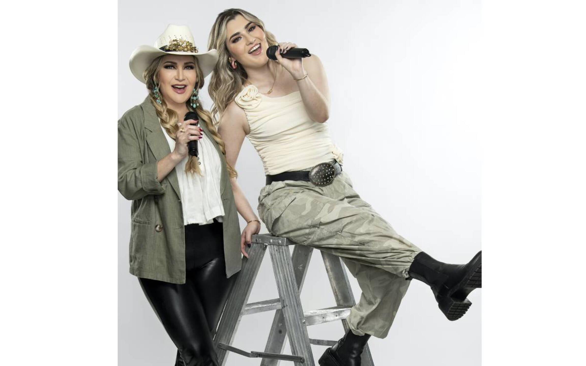 Alicia Villarreal y Melenie Carmona