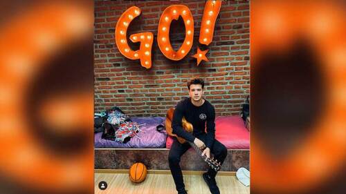 Axel interpreta a Gaspar, quien es el mejor amigo de la protagonista, Mía.