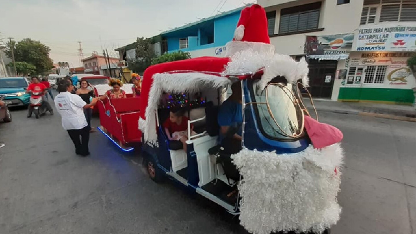 Hombre convierte su mototaxi en un trineo navideño