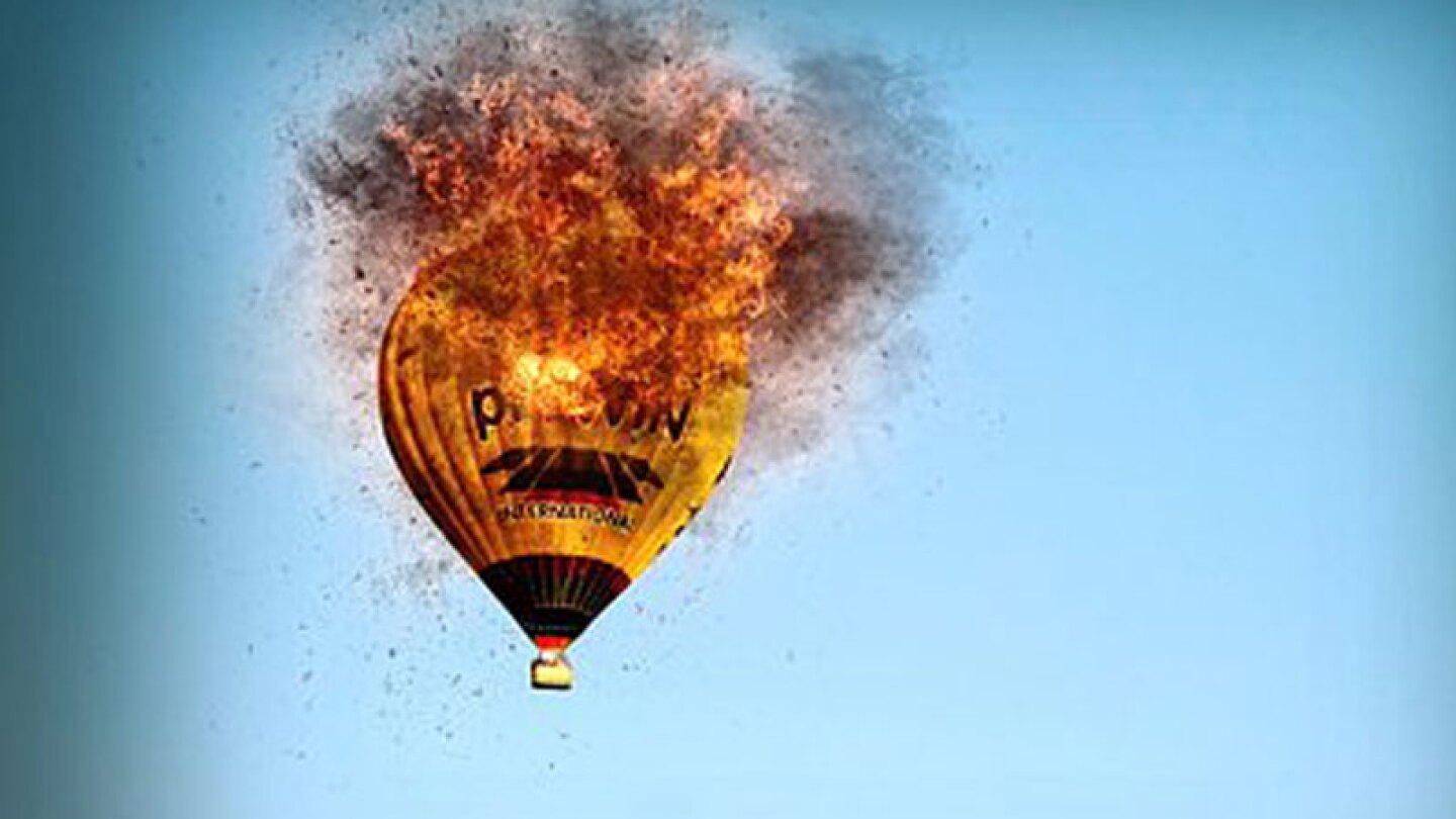 Pareja se compromete en globo aerostático y se estrellan 