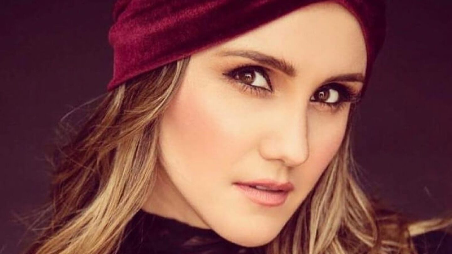 Dulce María revela fotos inéditas del bautizo de su hija