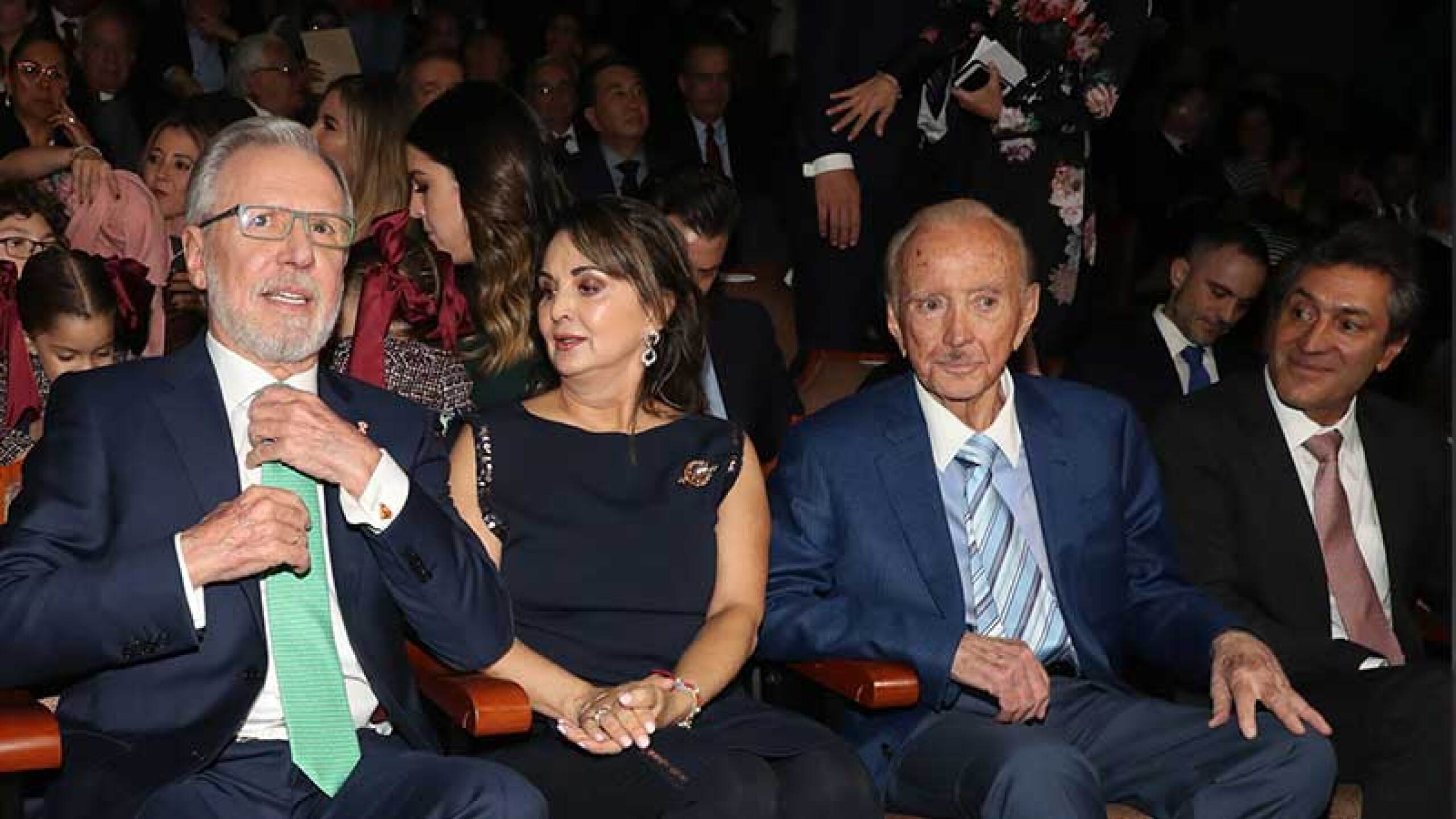 En primera fila el homenajeado, Joaquín López Dóriga, su esposa Adriana Pérez Romo, y el señor Rogerio Azcárraga, presidente del consejo de administración de Grupo Fórmula