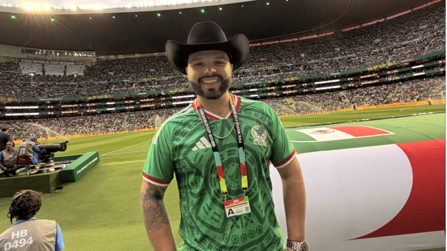 Leonardo Aguilar bị khiển trách trong trận đấu giữa Mexico và Cộng hòa Séc vì vi phạm luật lệ trong sân vận động.