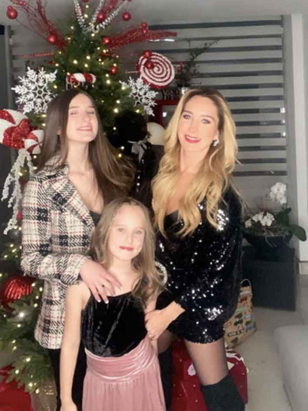 Geraldine Bazán y sus hijas.