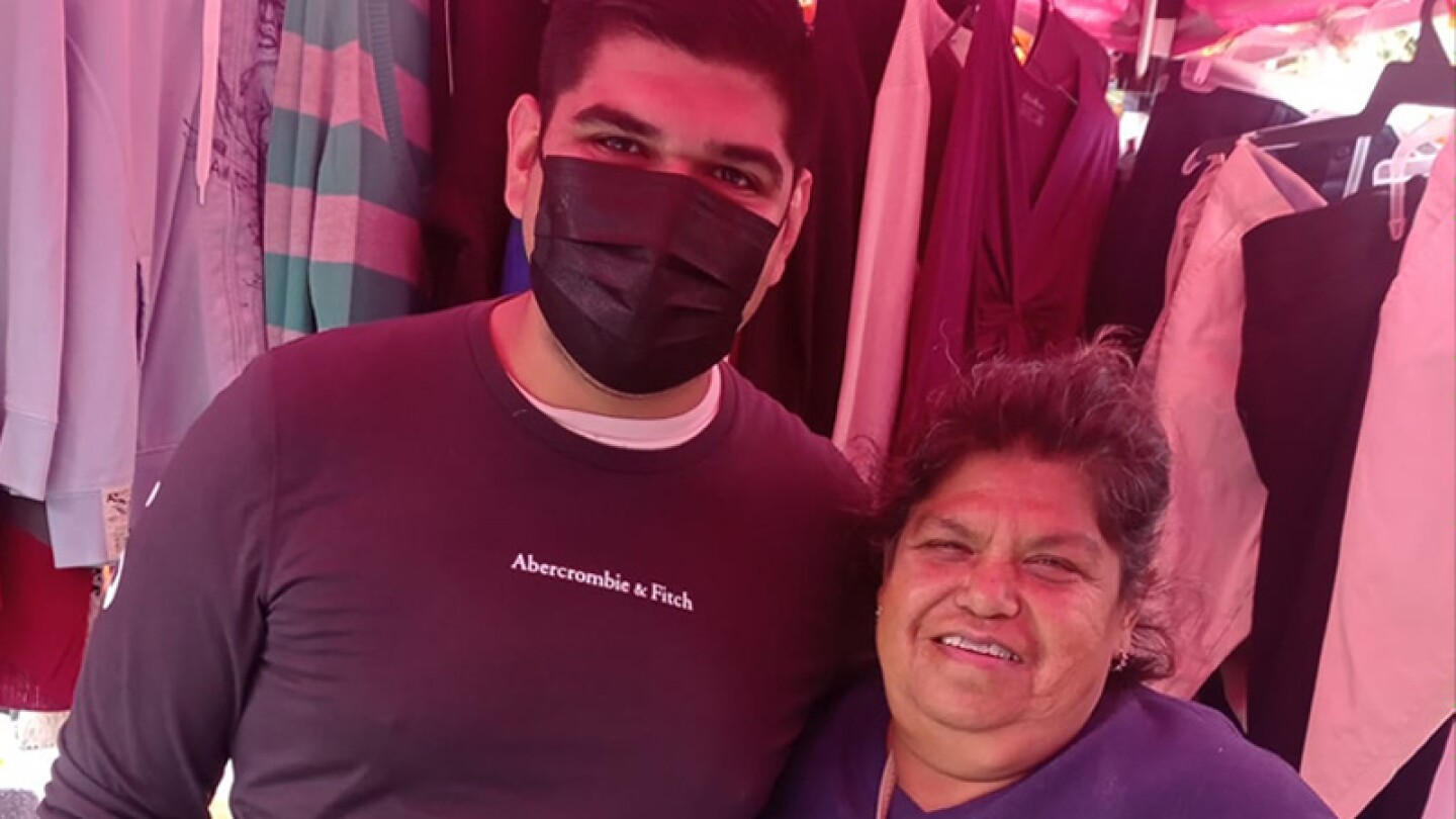 Enrique y su mamá, celebraron su logro