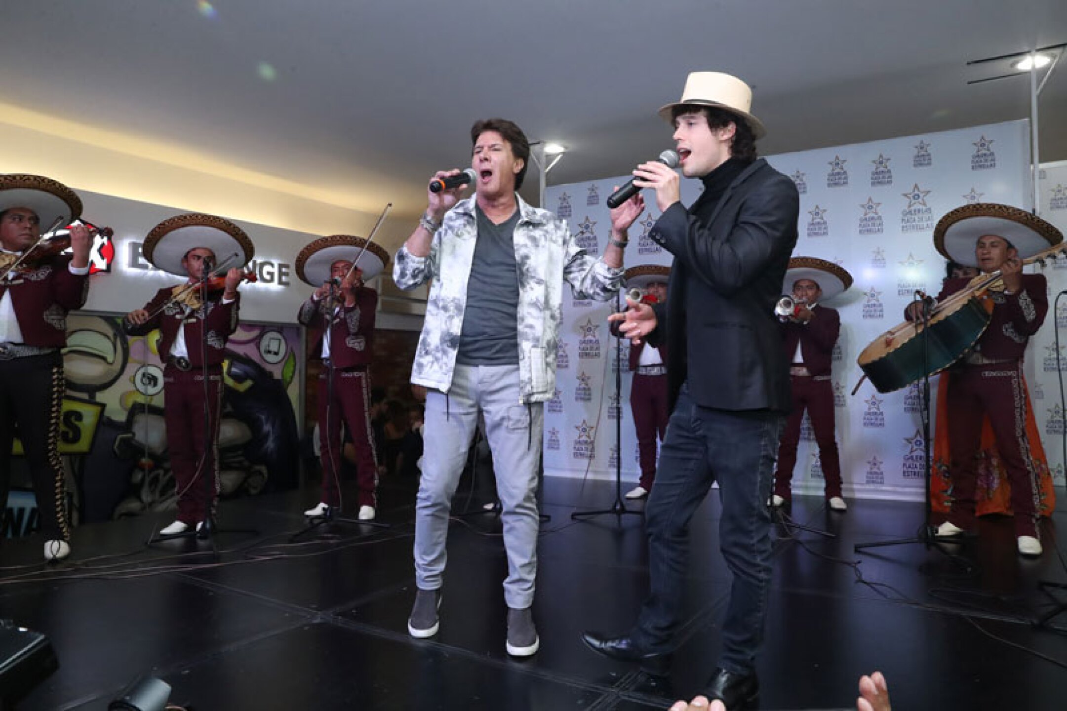 Al final, cantó con mariachi y estuvo muy emocionado con su público.