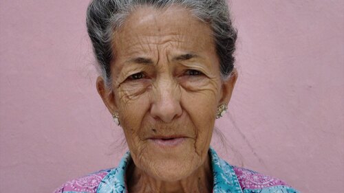 Abuela sorprende a pareja con tablazos.