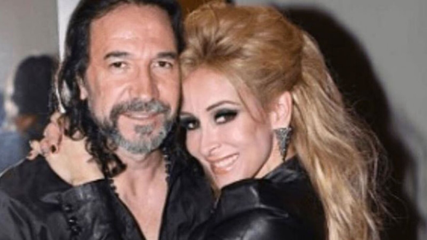 Captan a Marco Antonio Solís comiéndose a besos a su esposa.