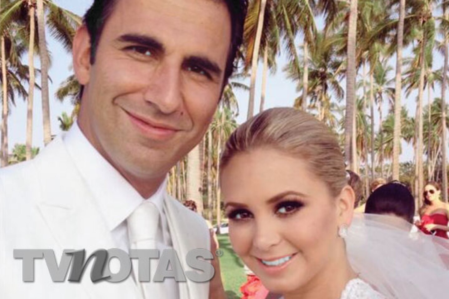 Florencia de Saracho se casó mientras su papá está delicado de salud.