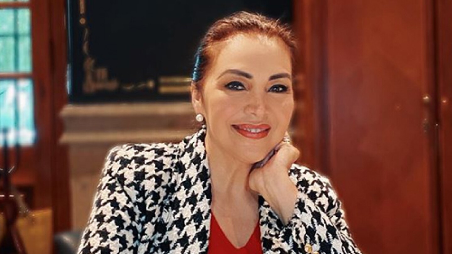 Aída Cuevas abandona foro de televisión de TV Azteca