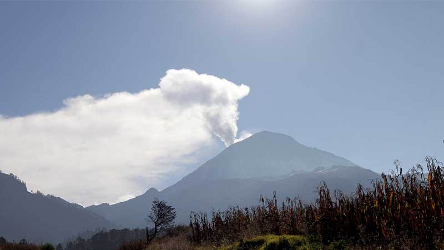 Piden a la población mantenerse alerta a cualquier cambio en la actividad del Popocatépetl.