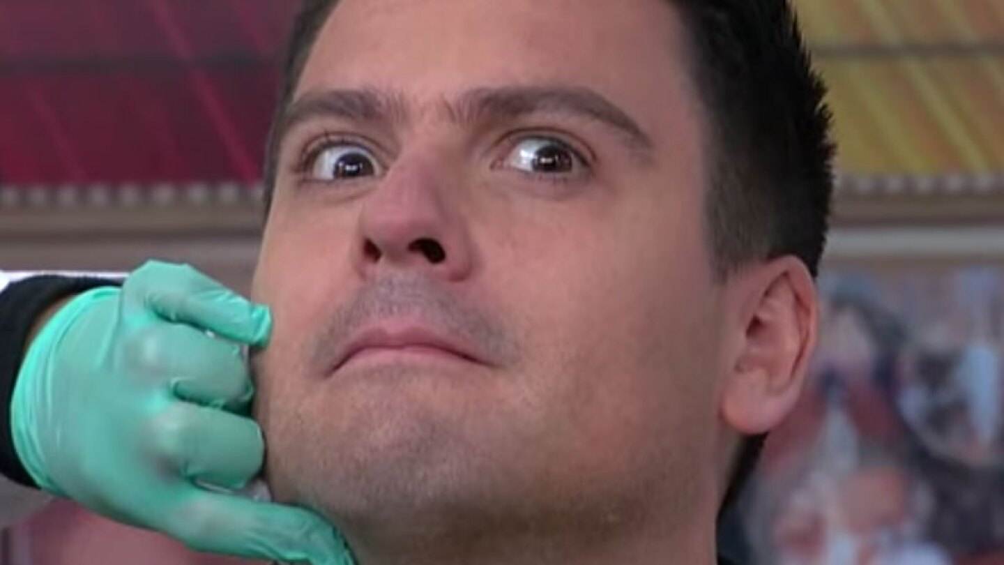 VIDEO:Carlos Quirarte de VLA se somete a doloroso tratamiento estético en vivo