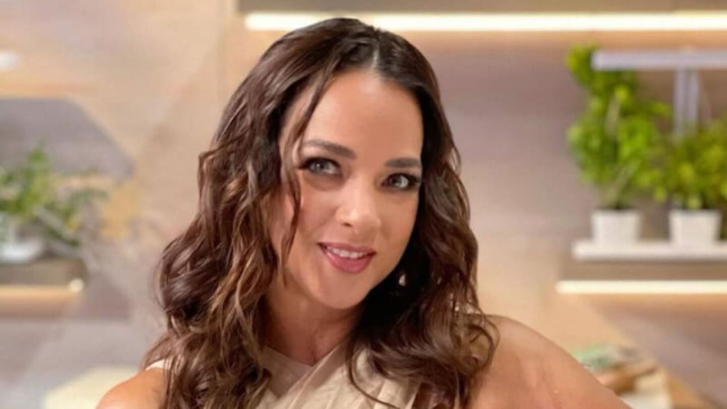 Adamari López muestra figura en ceñidas mallas moradas