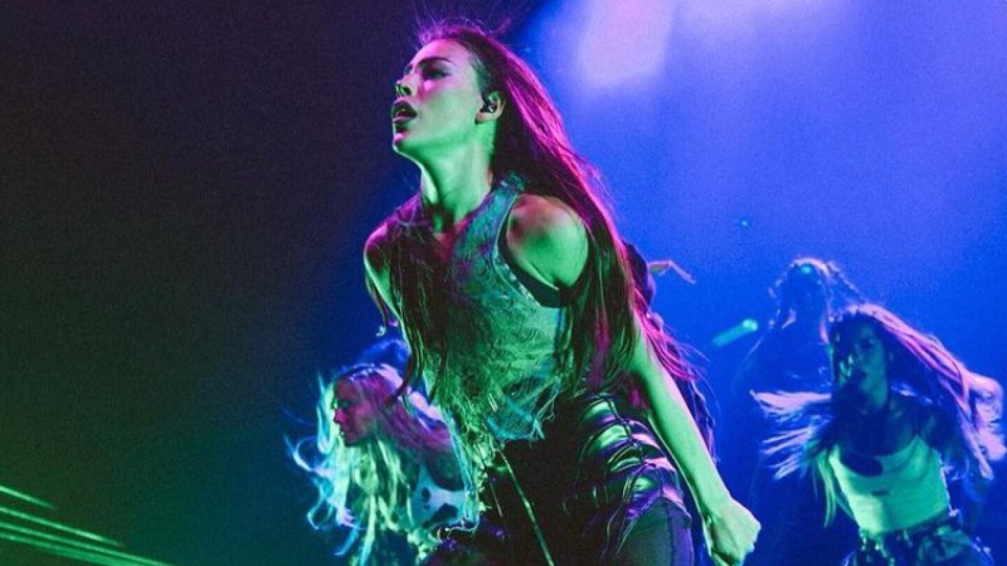 Danna Paola olvida letra de canción en pleno show y pide una "segunda oportunidad" a sus fans