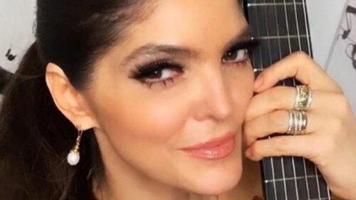 Sin tanga y en encarnados leggings, Ana bárbara se sienta y abre las piernas