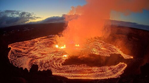 Volcán Kilauea entra en erupción, cráter con lava
