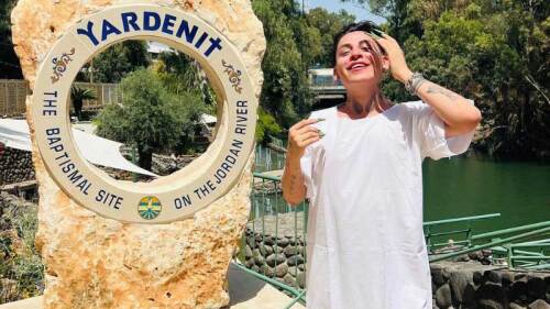 Con 22 años, Kunno se bautiza en Israel y recibe señalamientos