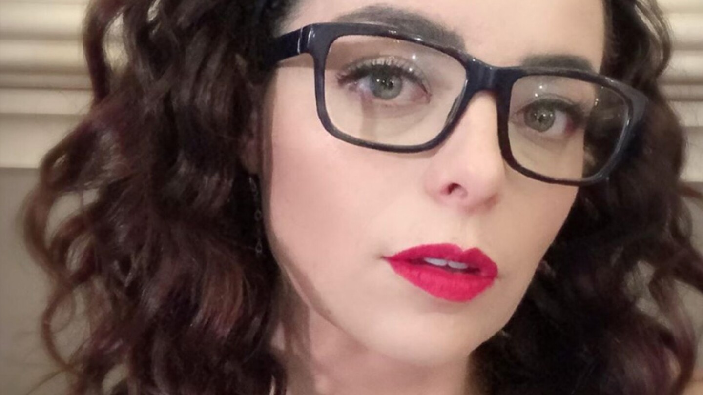 Violeta Isfel muestra cómo prepara las hamburguesas y fans la atacan