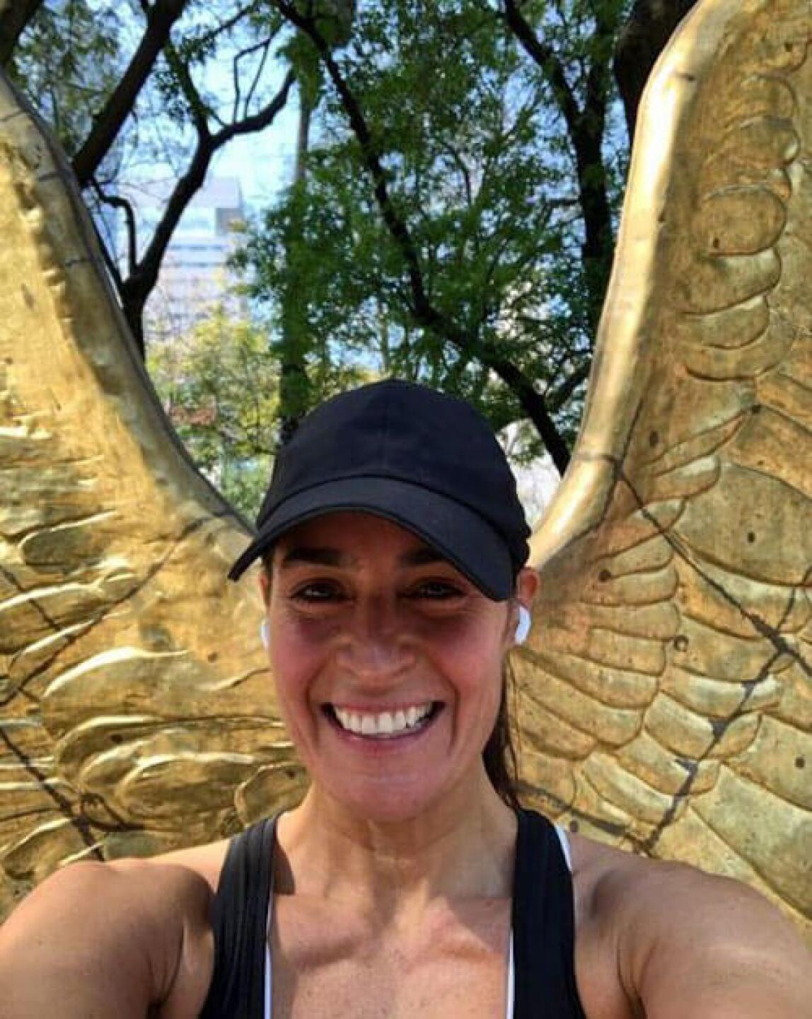 La conductora está feliz.