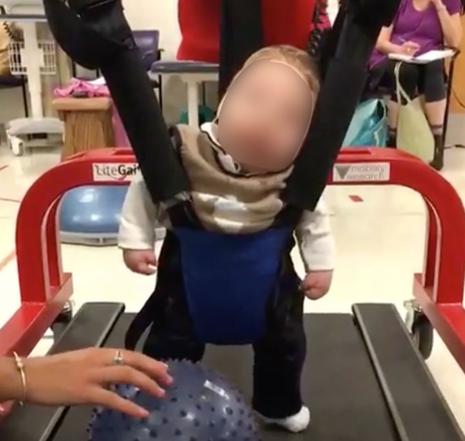 Hijo de Vero Ale en terapia para caminar