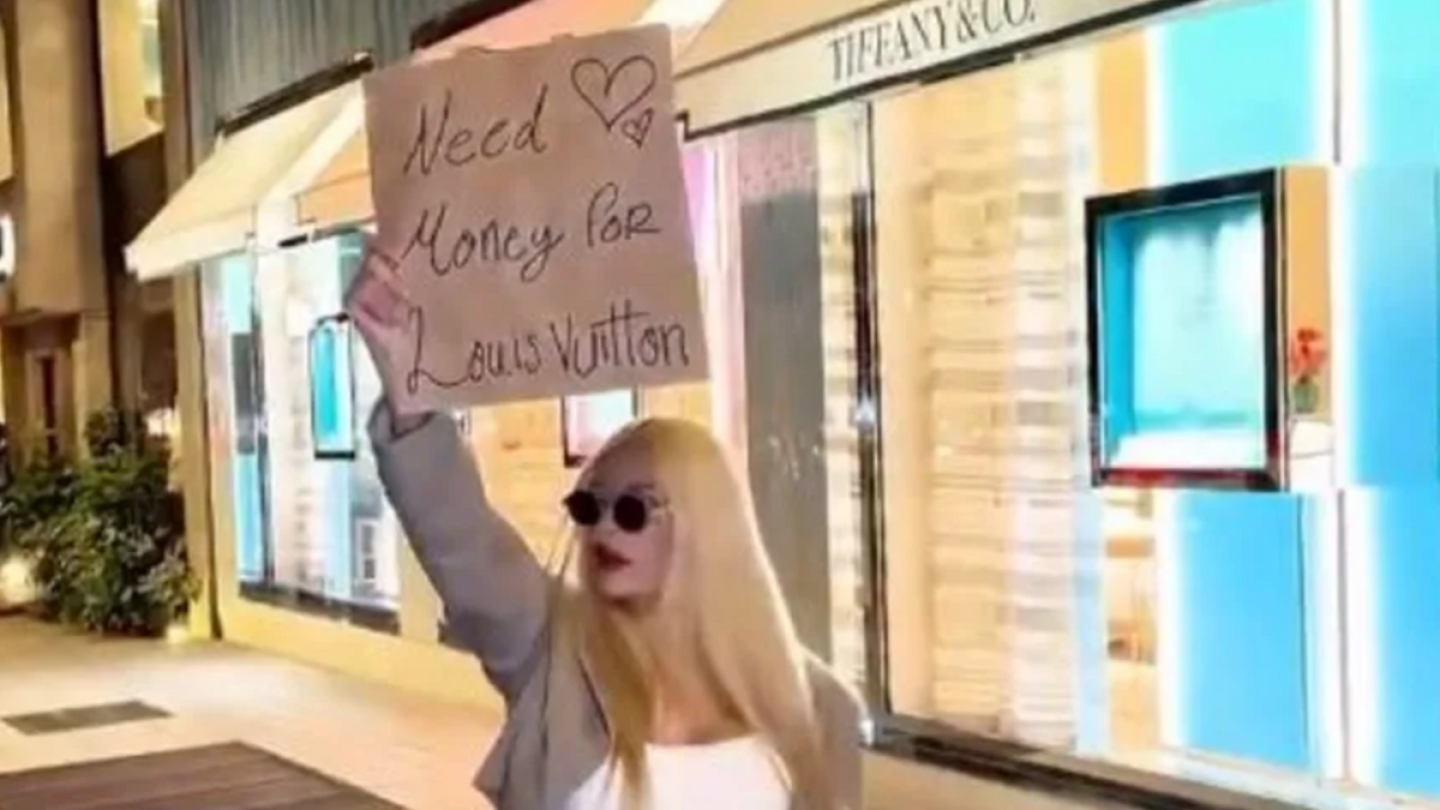 La influencer comentó que aceptó un amigo suyo la retó para salir a una de las calles más conocidas de Polanco para pedir dinero.