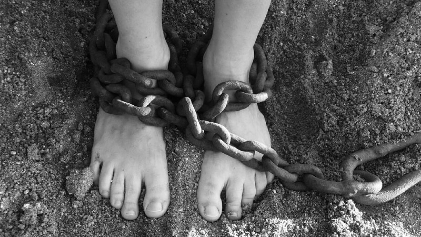 Secuestra a sus hijos para protegerlos de la sociedad