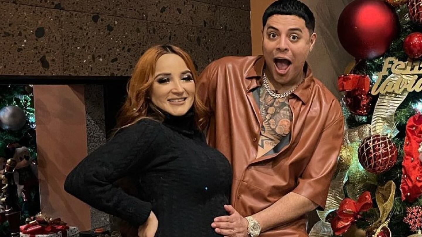 Eduin Caz presume la pancita de embarazo de su esposa