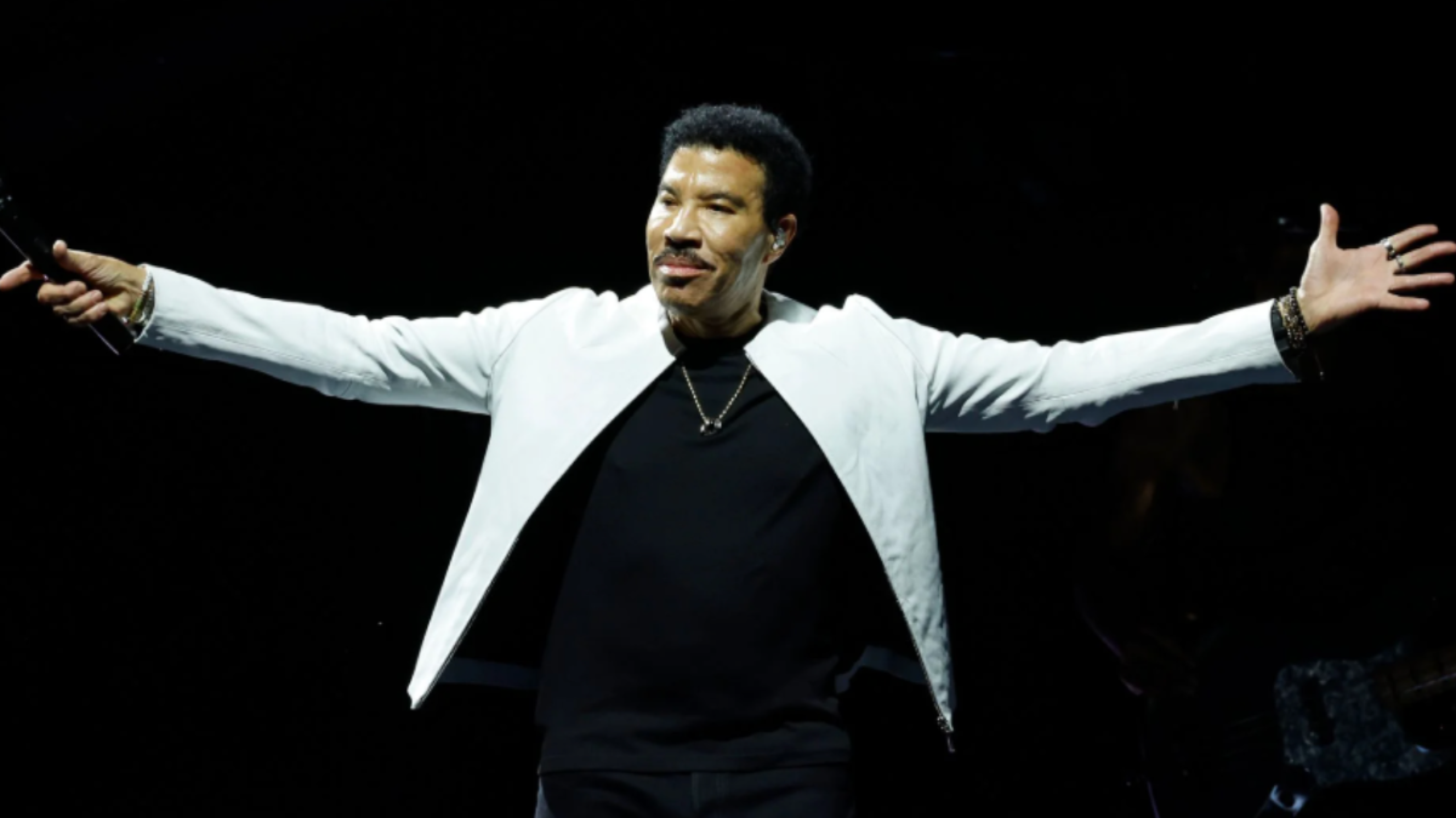El cantante Lionel Richie fue hospitalizado de emergencia