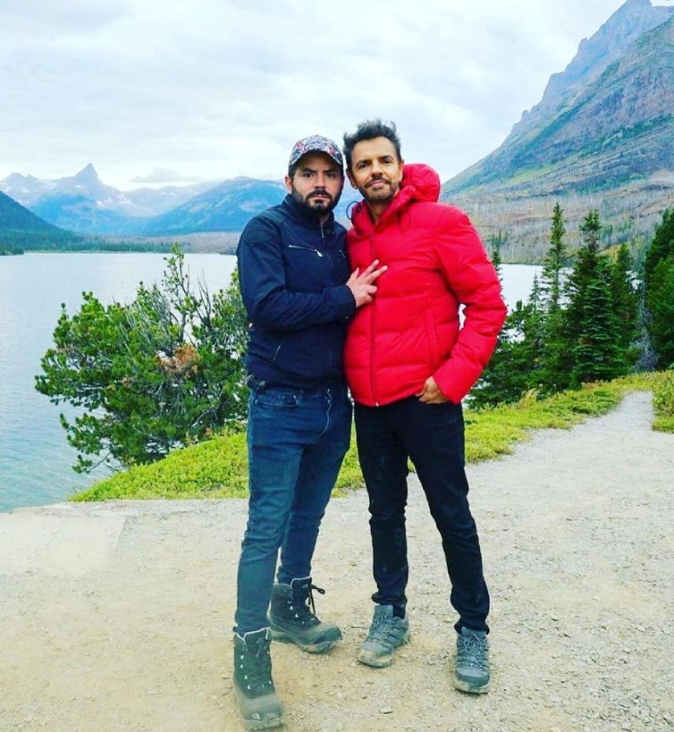 José Eduardo Derbez y Eugenio Derbez posando en la naturaleza para redes sociales