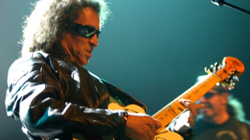 Alex Lora de "El Tri" sufre aparatosa caída en pleno concierto