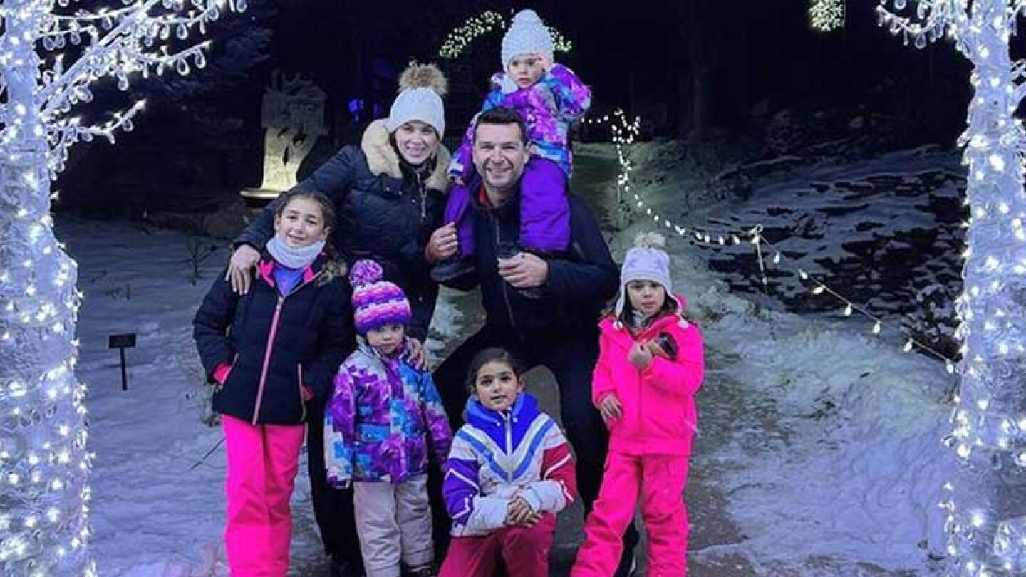 Jacky Bracamontes presume el talento de sus hijas para esquiar