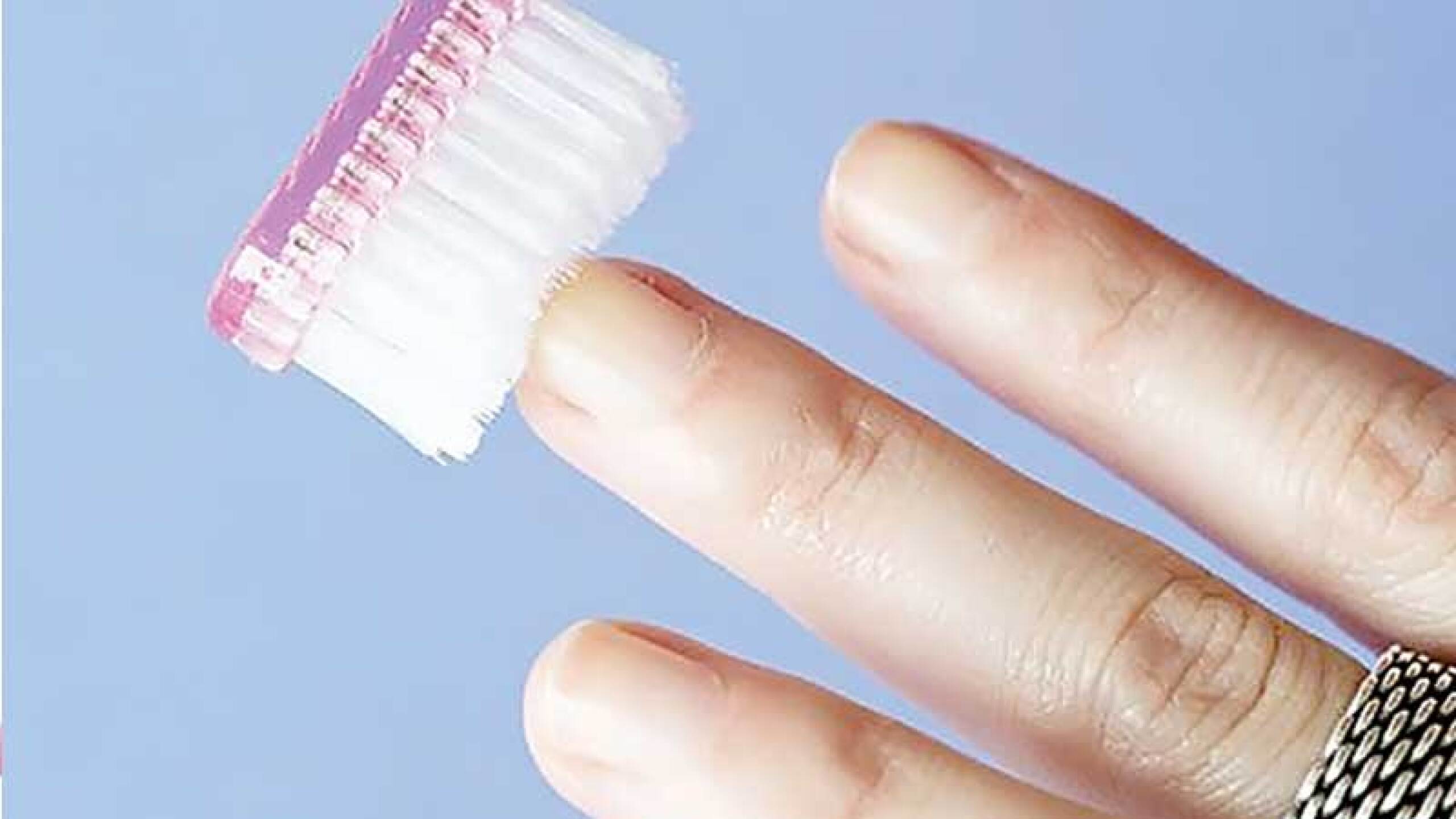 Utiliza jabón de manos y un cepillo para retirar la suciedad.