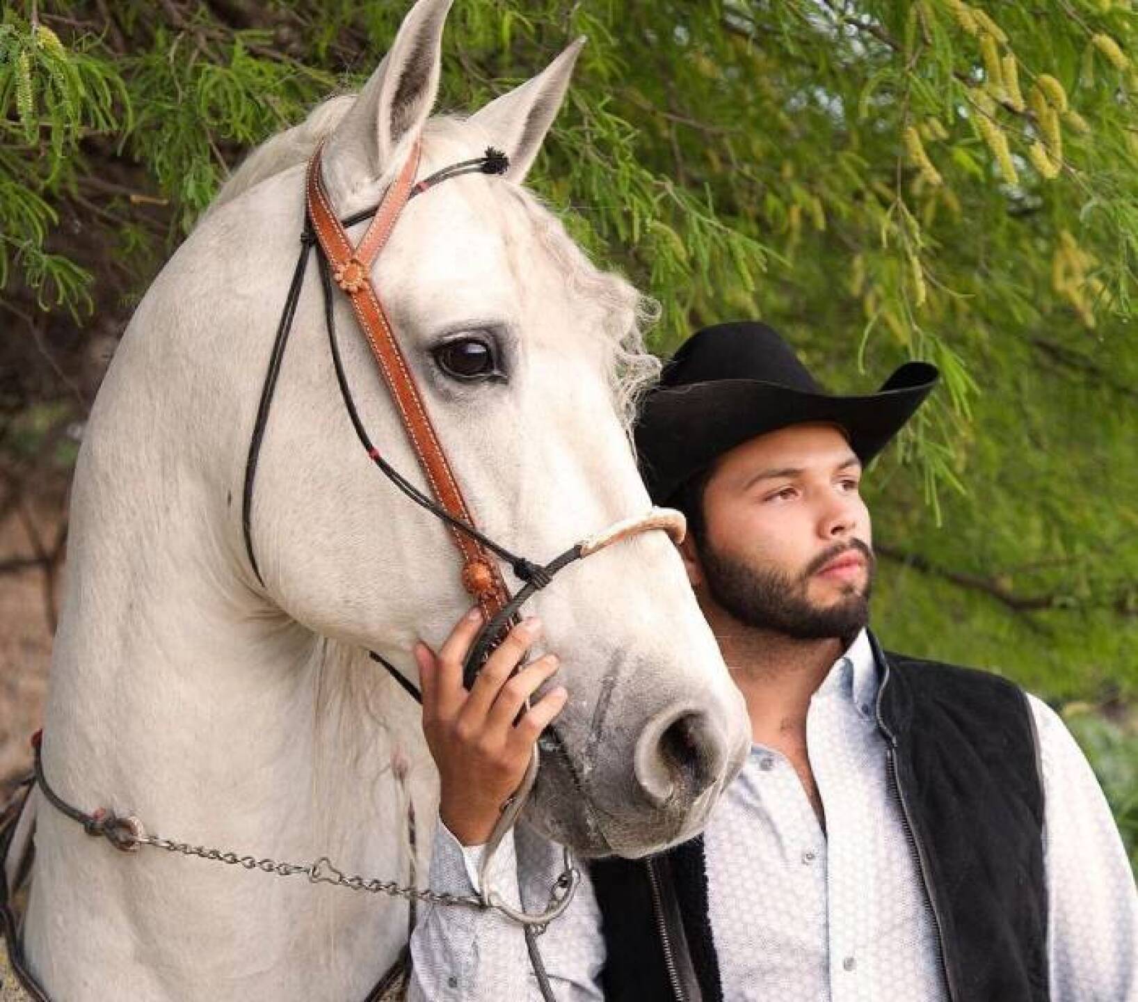 Leonardo Antonio Aguilar Álvarez Alcalá, conocido simplemente como Leonardo Aguilar, es un cantante mexicano.