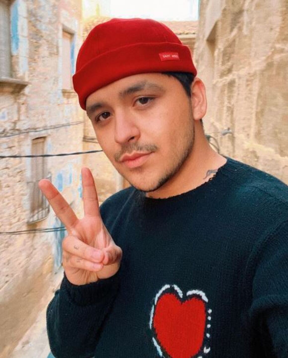 El compositor está feliz.