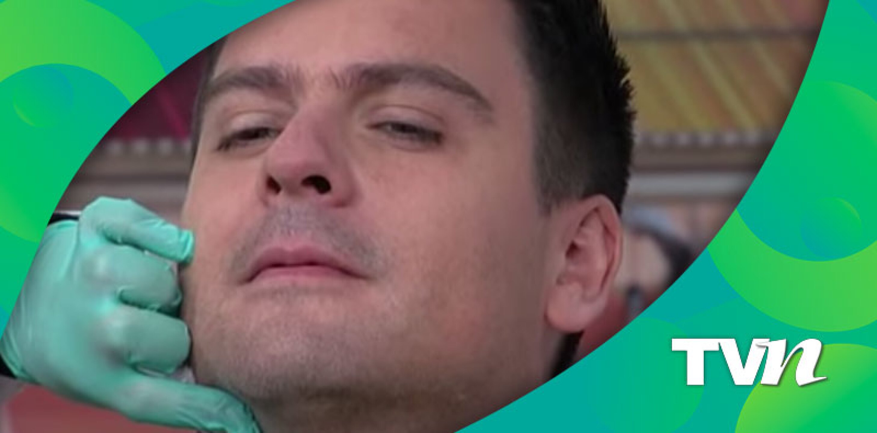 VIDEO:Carlos Quirarte de VLA se somete a doloroso tratamiento estético en vivo