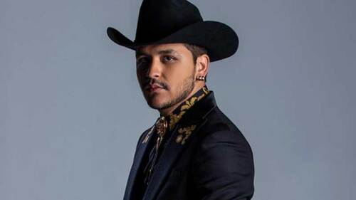Christian Nodal no le teme a quedarse sin cabello