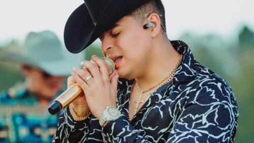 Eduin Caz de Grupo Firme revela que su papá esta grave a causa de Covid-19