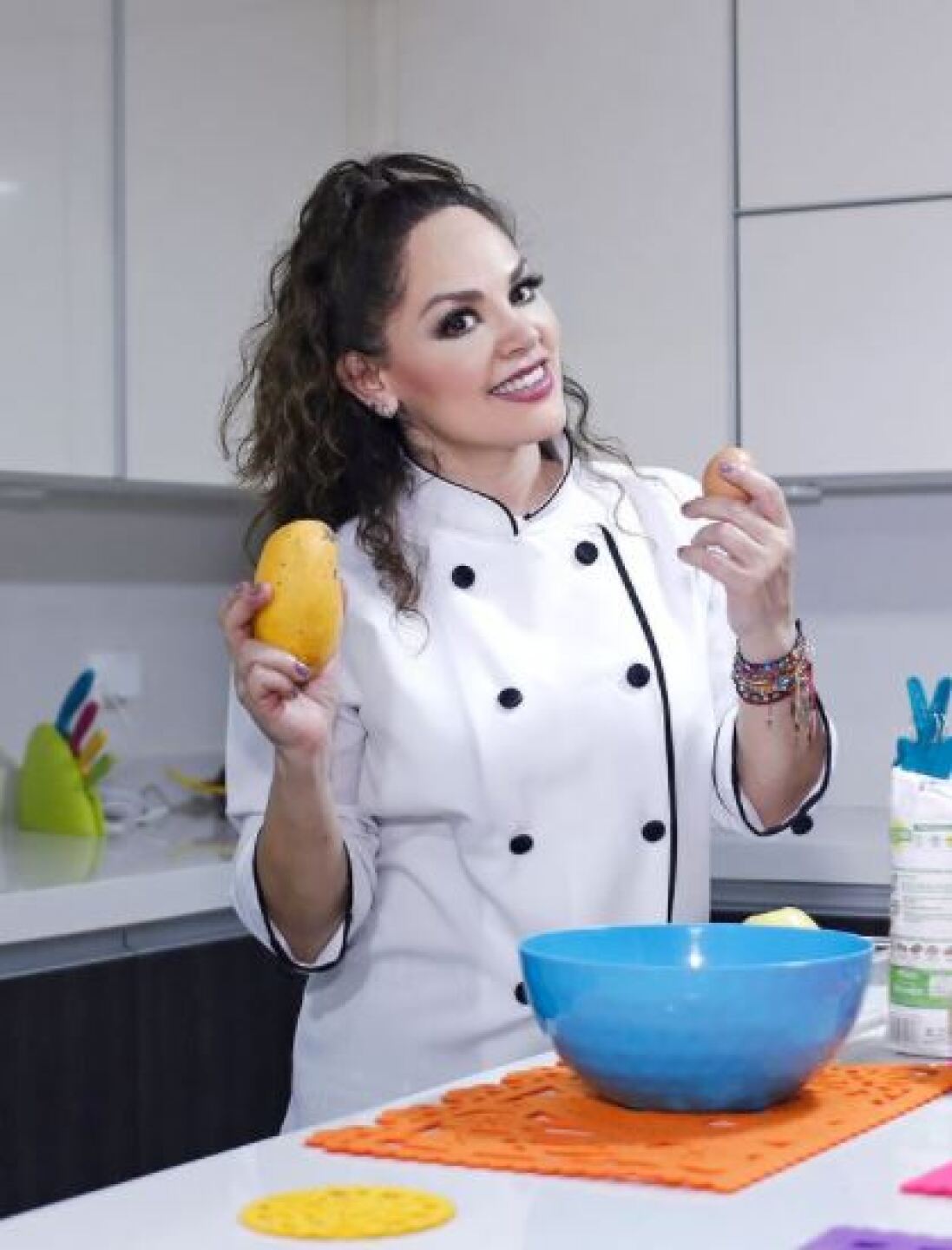 Es la conductora del reality.