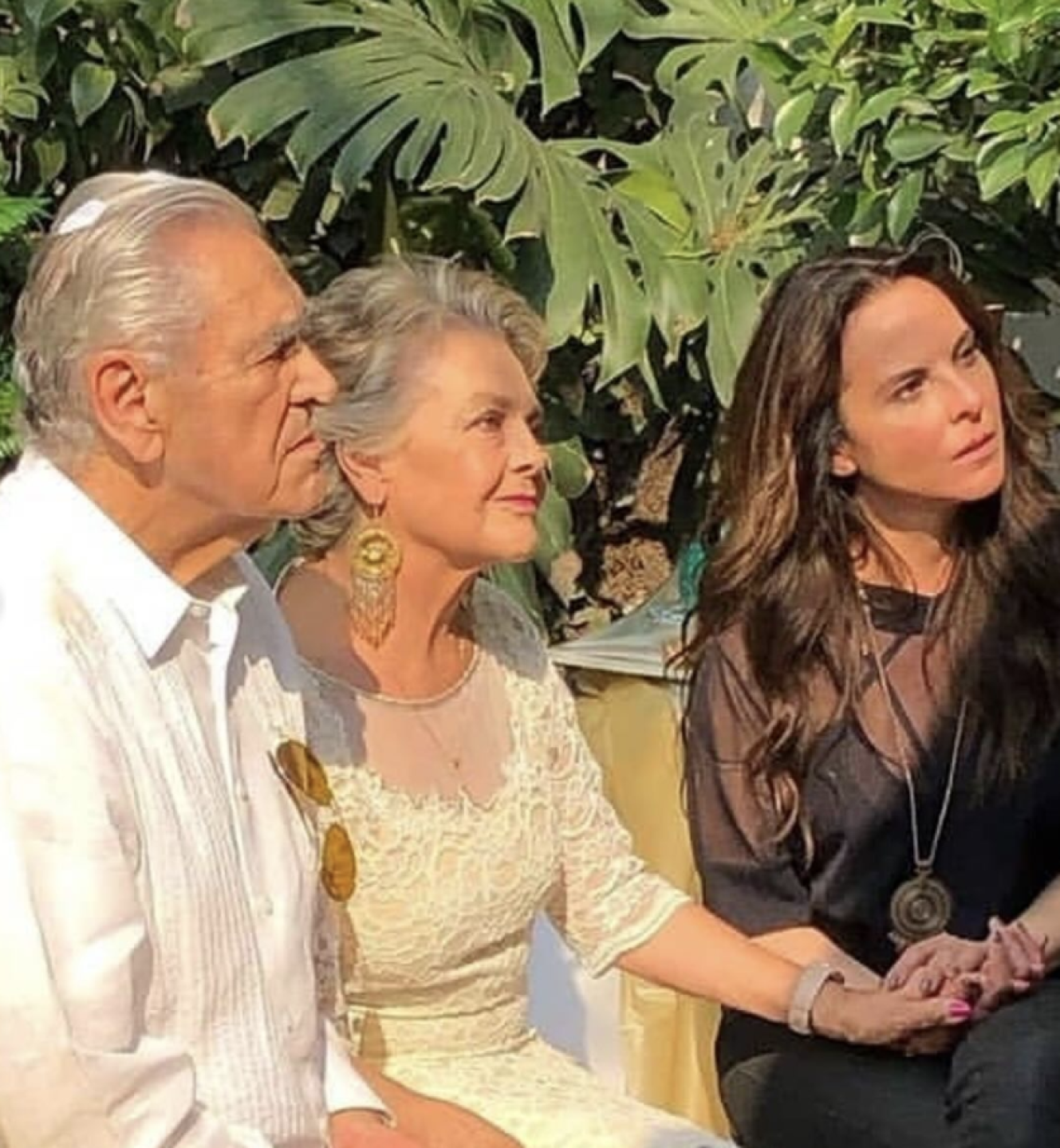 Kate del Castillo celebra con sus padres su 55 aniversarios de casados