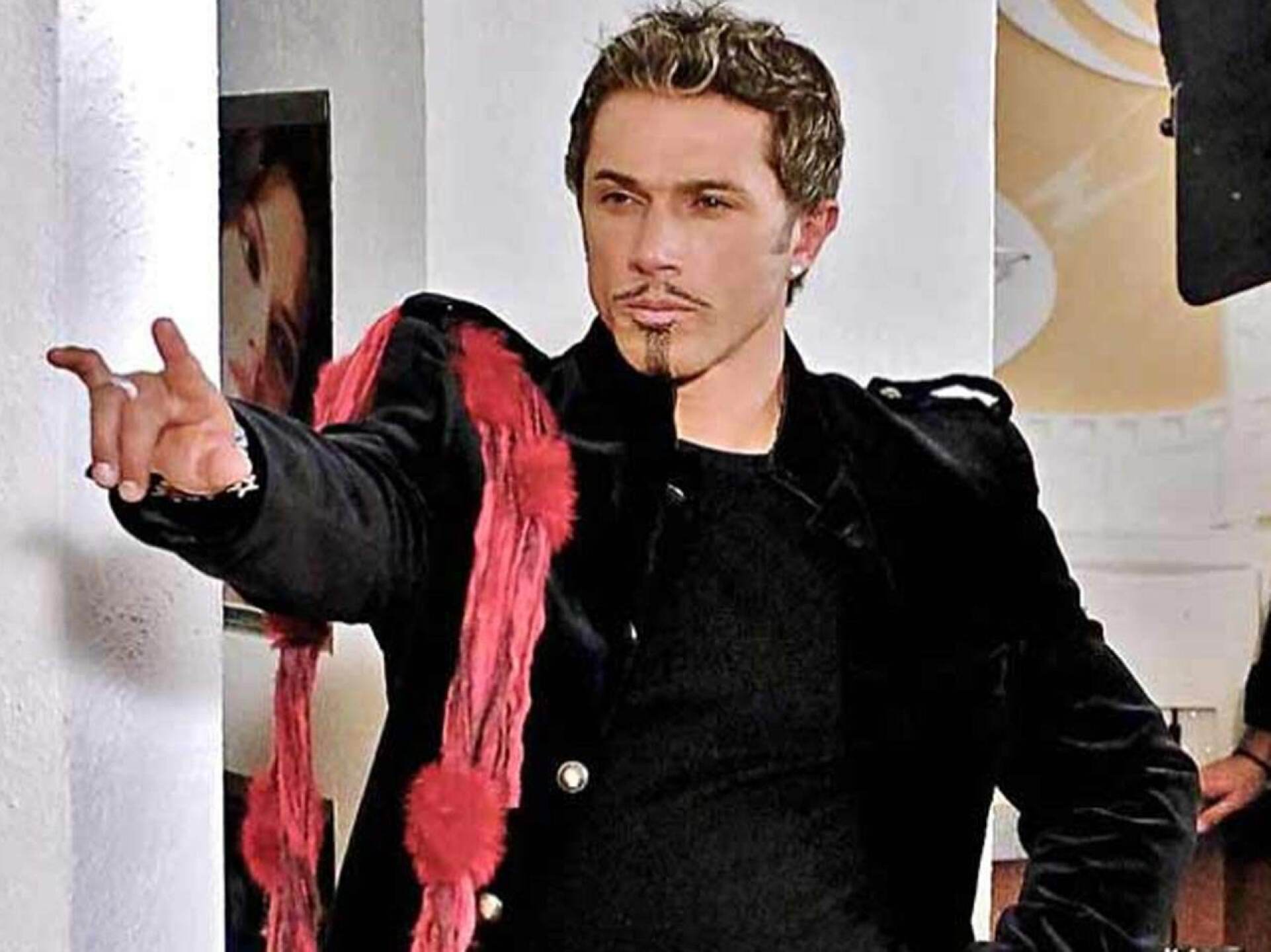 Sergio Mayer desata polémica al presumir su nuevo look con aretes y uñas pintadas