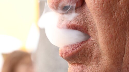 Mamá graba a su bebé de 11 meses fumando