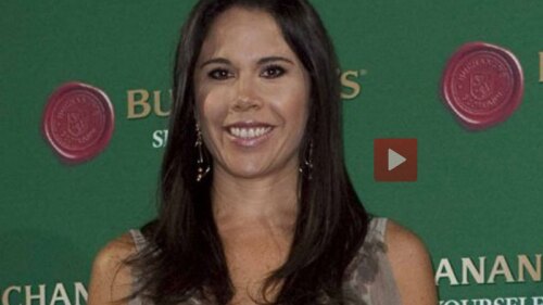 La conductor anda desatada y con estos sensuales movimientos frente a sus compañeros lo demostró