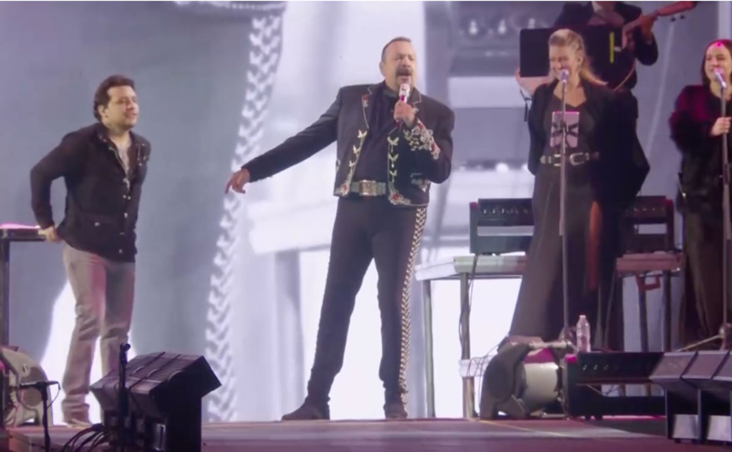 Nodal y Pepe Aguilar cantando juntos