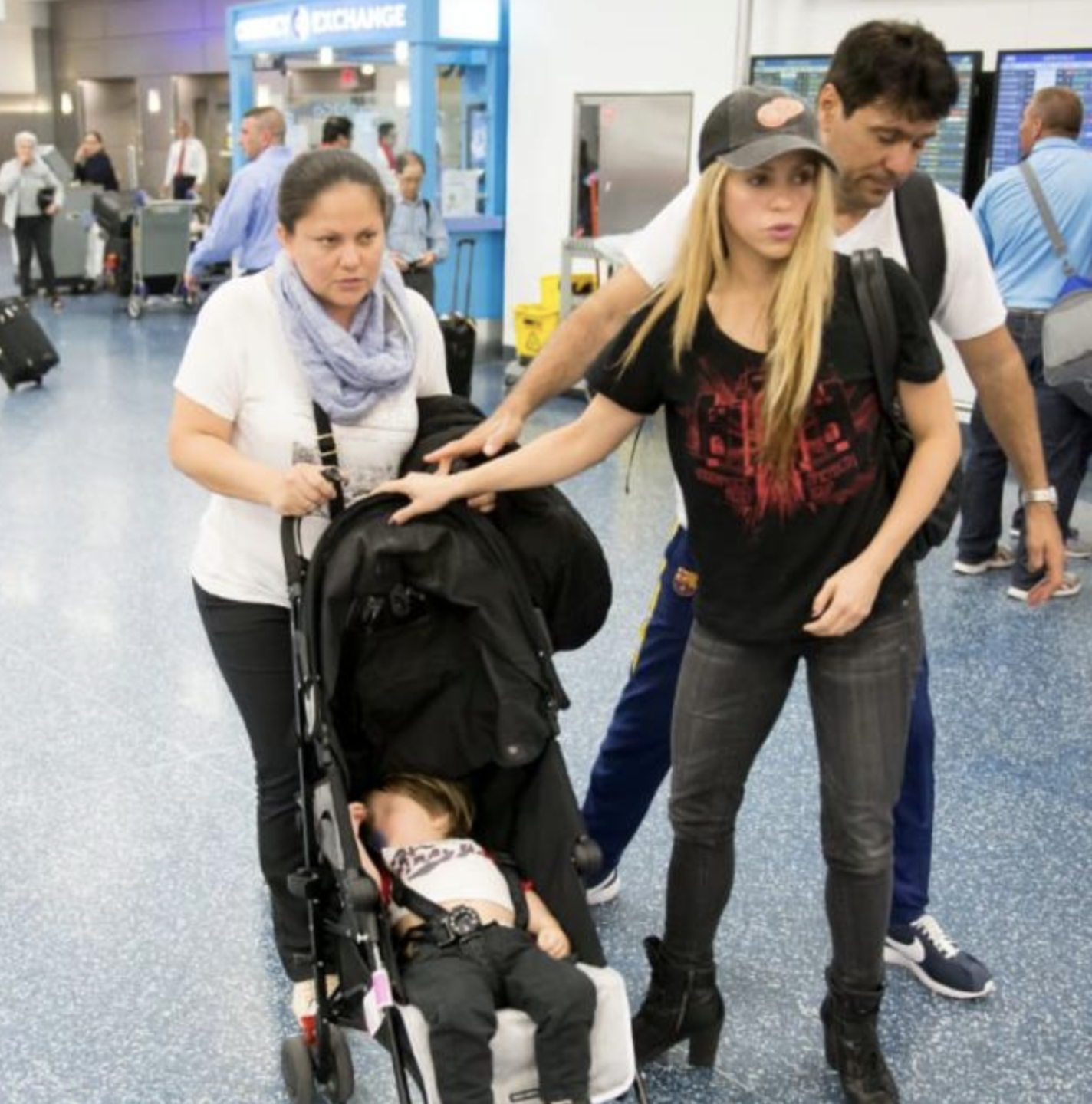 Shakira y Lili Melgar niñera en aeropuerto