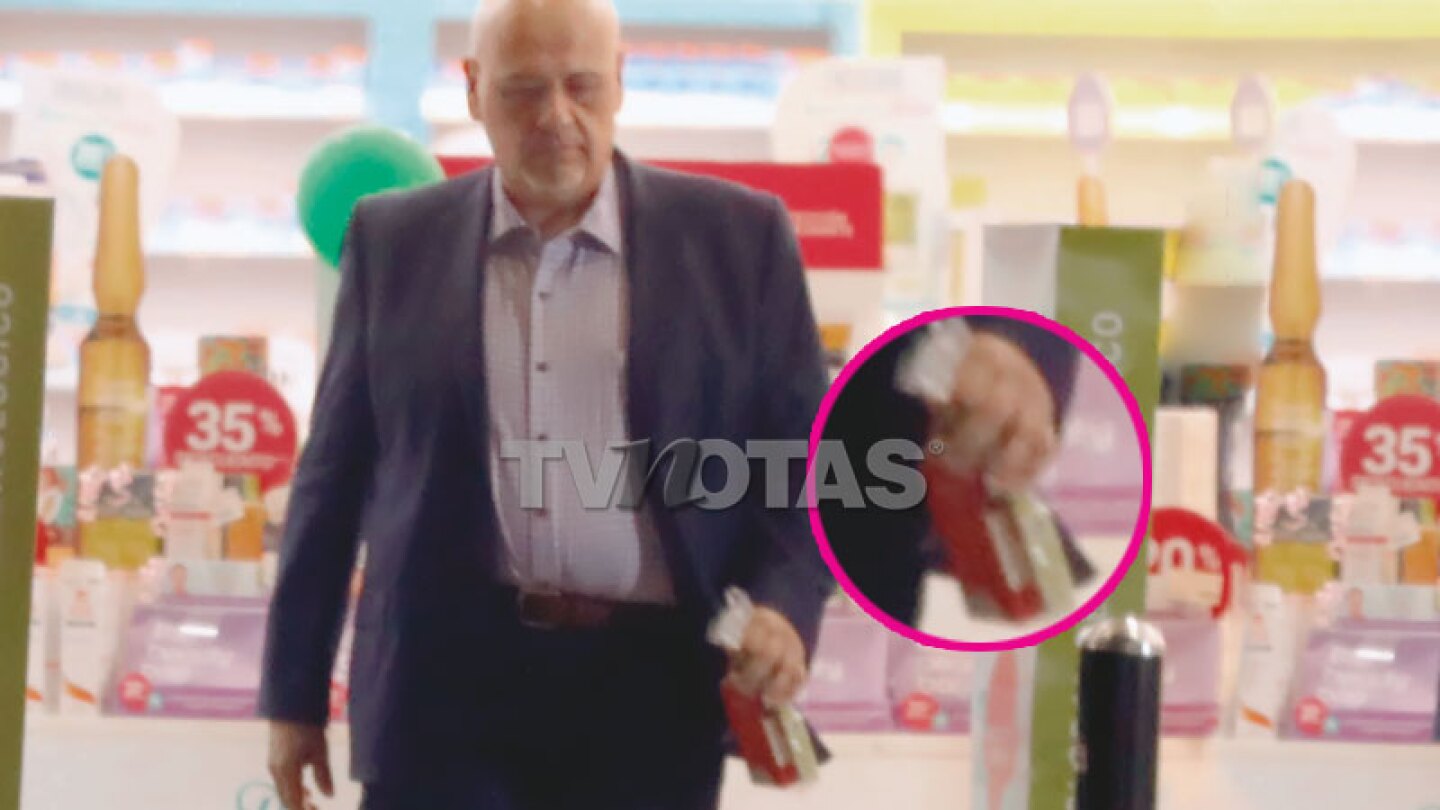 ¡Les gusta el sexo alocado, pero seguro! El locutor y su nueva esposa, antes hicieron una parada para comprar condones.