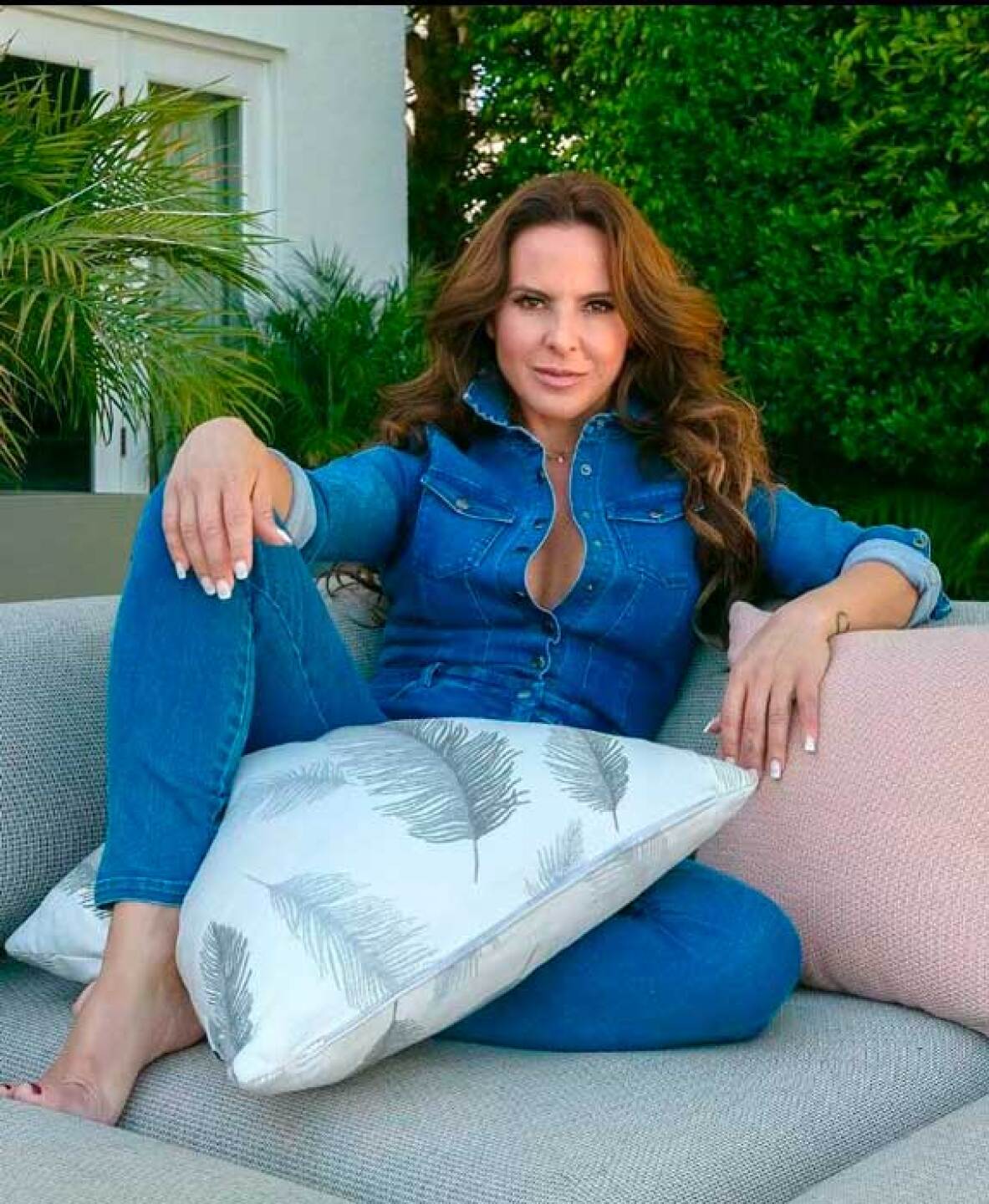 Papá de Kate del Castillo le sugiere adoptar para convertirlo en abuelo