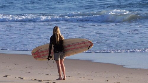 Al percatarse del accidente, los lugareños corrieron a ayudarla, de hecho, uno de ellos le brindó los primeros auxilios.