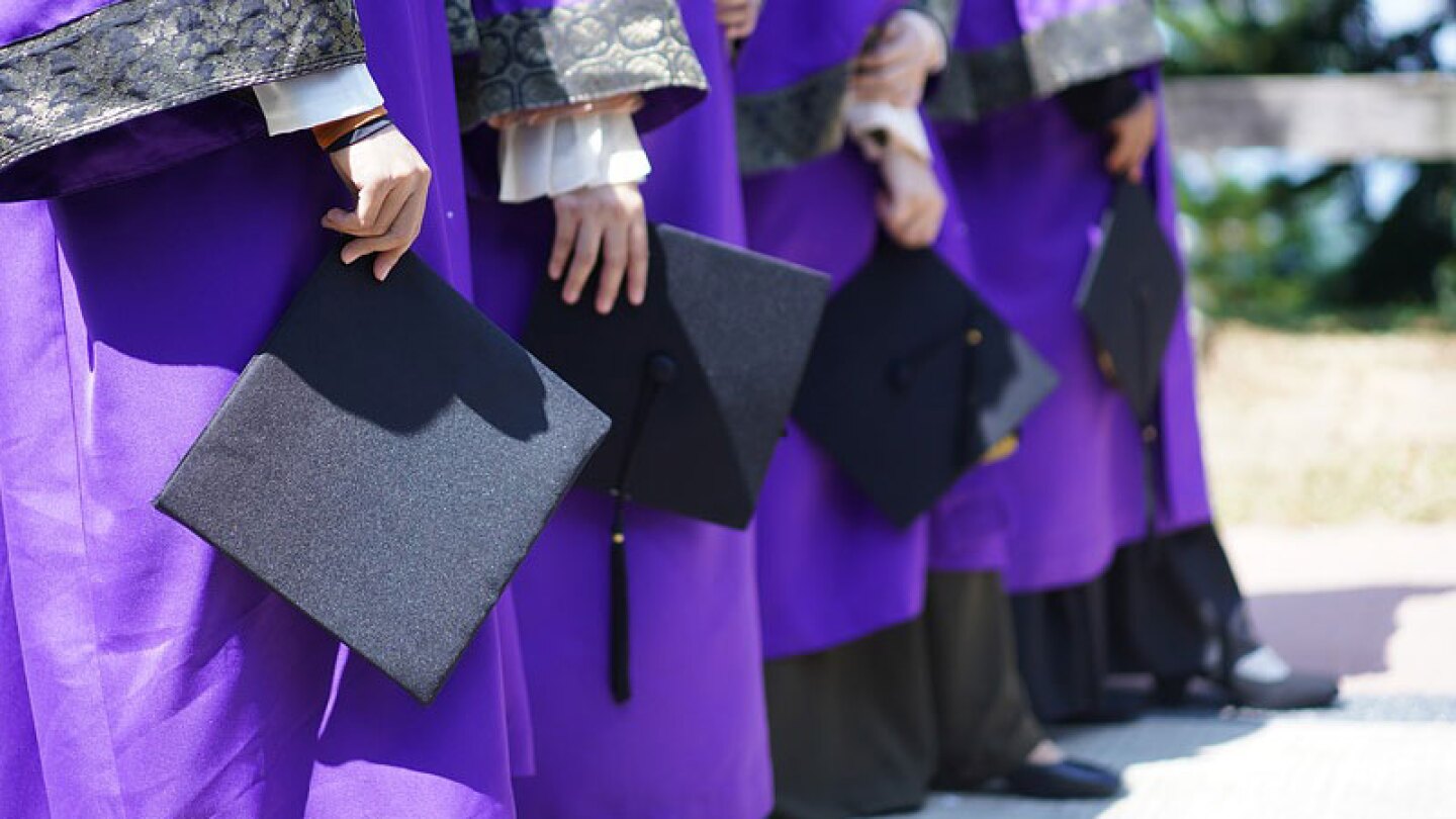 Hijo sorprende a su mamá con título universitario y su reacción te sorprenderá