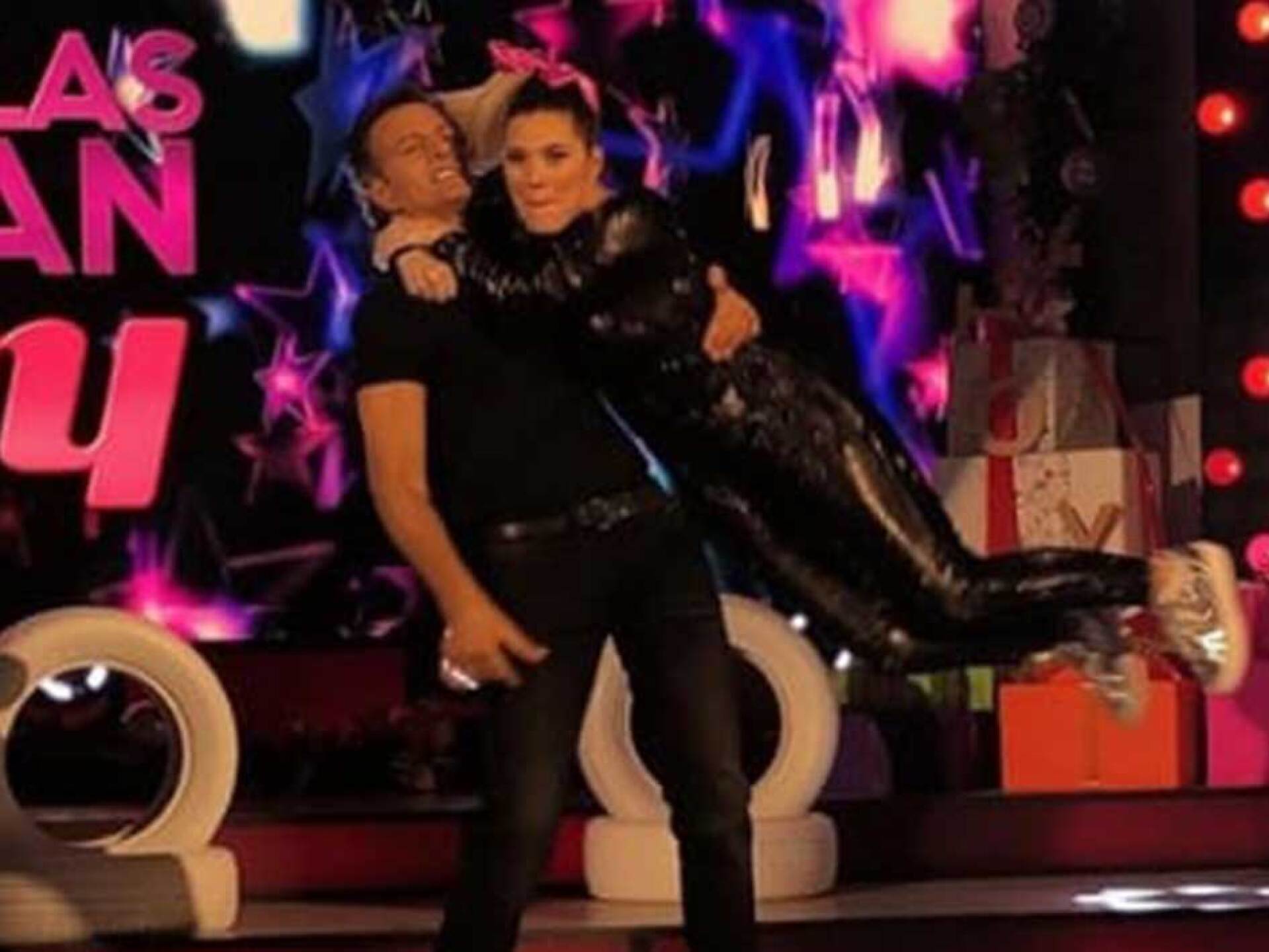 La pareja bailó al ritmo de música de los años 50's.